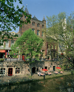 801042 Gezicht op de voorgevel van het stadskasteel Oudaen (Oudegracht 99) te Utrecht.